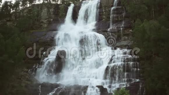 挪威瀑布谷挪威瀑布Tvindefossen是挪威最大最高的瀑布其高度为152米视频的预览图