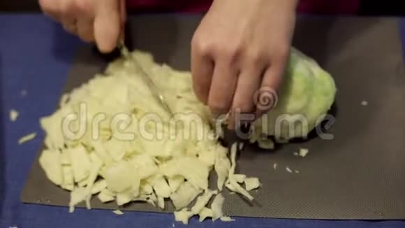 家庭主妇在家煮健康食品把有机白菜切成沙拉视频的预览图