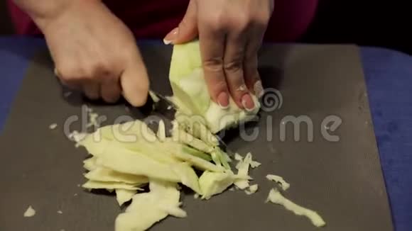 家庭主妇在家煮健康食品把有机白菜切成沙拉视频的预览图