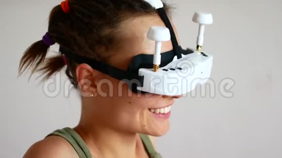 未来就是现在漂亮的年轻女性戴着虚拟现实眼镜玩游戏美丽的女人用现代的虚拟触摸视频的预览图
