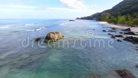 塞舌尔马河岛博瓦隆海滩和岩石的鸟瞰图3视频的预览图