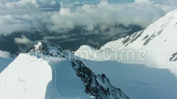 欧洲阿尔卑斯山雪山峰空中景观视频的预览图