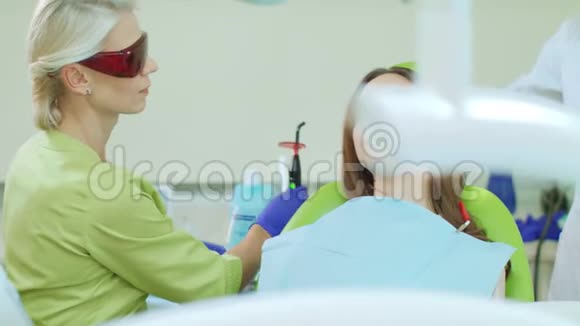 口腔内牙科聚合灯的使用视频的预览图