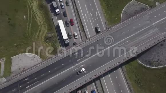 大十字路口城市道路交通的空中拍摄汽车公共汽车和卡车在大街上行驶垂直方向视频的预览图