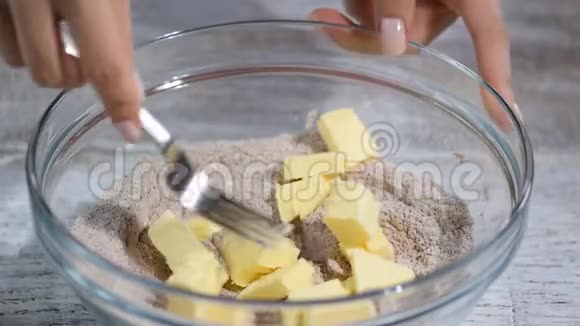 把黄油切成面粉做面团视频的预览图