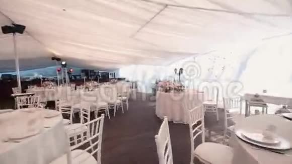 美丽的宴会厅帐篷下举行婚礼视频的预览图