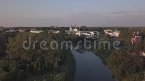 飞越Kamenka河和俄罗斯古城苏兹达尔的购物区视频的预览图