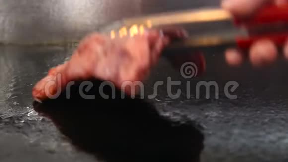 屠夫牛排在炉子上煎视频的预览图