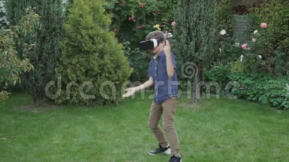 虚拟现实眼镜中的小男孩在隐形对手中射击视频的预览图