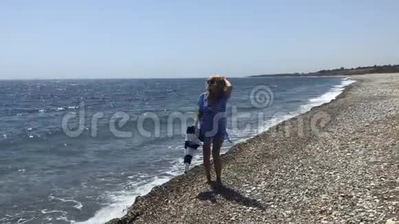 带着伞的女人在海边散步视频的预览图