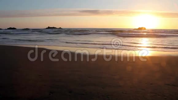 俄勒冈州框架内靠近日落太阳的海洋视频的预览图