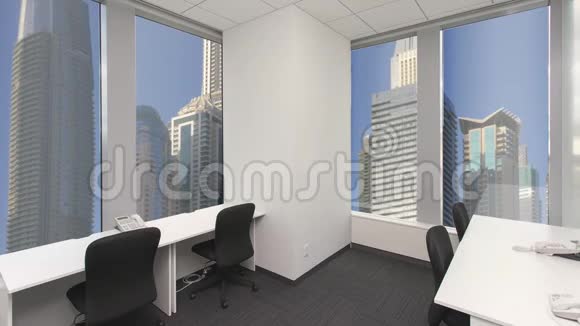 空的呼叫中心办公室桌子上有旋转电话市中心有窗外的摩天大楼背景资料视频的预览图