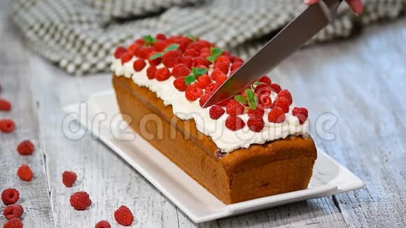 为假期准备的覆盆子蛋糕切树莓蛋糕视频的预览图
