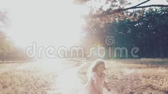 一位美丽开朗的小女孩的肖像金发在公园里妈妈的怀里微笑着奔跑视频的预览图
