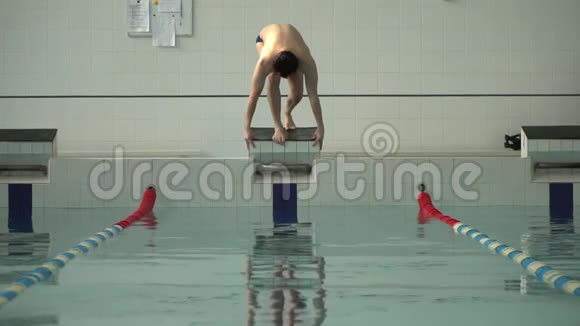 运动员缓慢地潜入游泳池视频的预览图