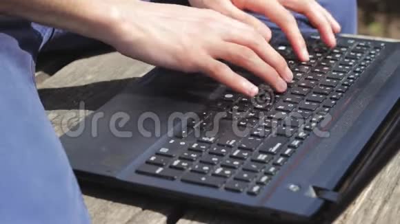 自由职业者在笔记本电脑上打字视频的预览图