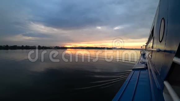 日落时在河上航行的船上的风景休闲和步行上水上交通视频的预览图