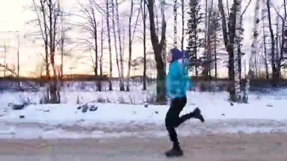 冬季森林里运动的穆斯林女孩视频的预览图