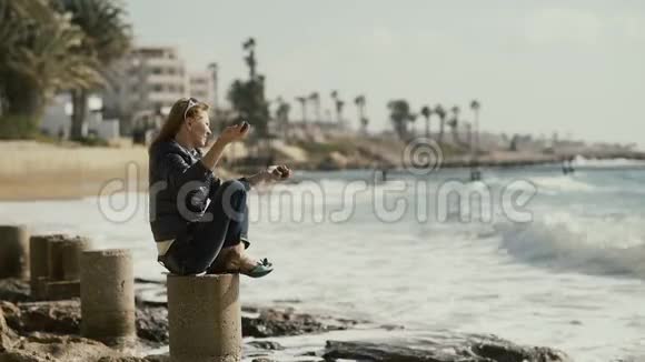 女人喜欢把石头扔进大海视频的预览图