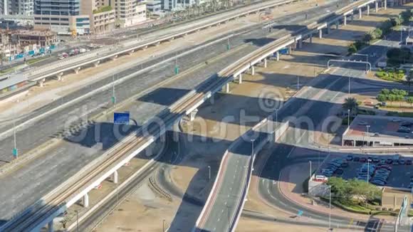 迪拜玛丽纳和朱梅拉湖塔区谢赫扎耶德公路交通滞后视频的预览图