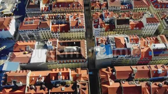 里斯本葡萄牙飞上红色屋顶鸟瞰无人机视频的预览图