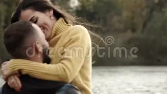 在公园里几次亲吻背景是河流秋天的心情视频的预览图