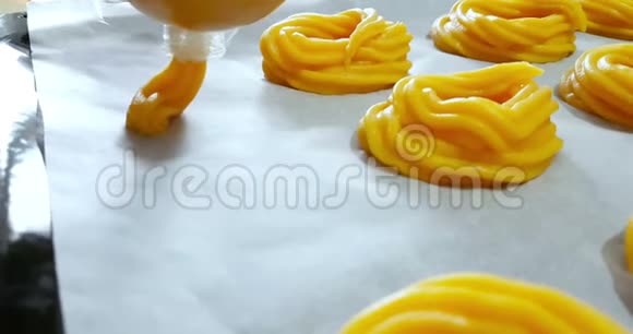 男人准备美味的奶油甜点名为圣约瑟夫的齐普尔在一个烤盘与意大利传统的圣卡波切视频的预览图