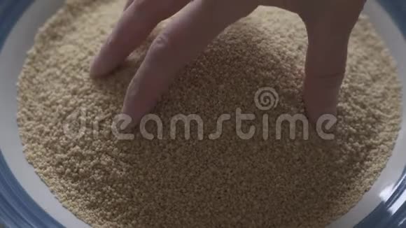 干壳小麦半麦芽快点女人手视频的预览图