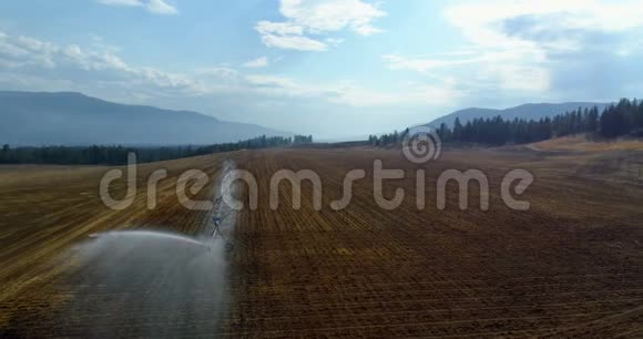 用于收获田4k的灌溉喷头的鸟瞰图视频的预览图
