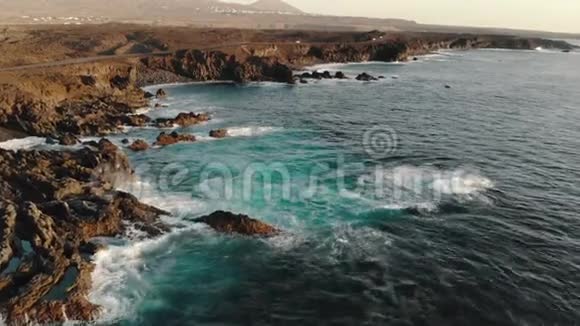 海浪撞击海岸陡峭的悬崖无人机射击视频的预览图