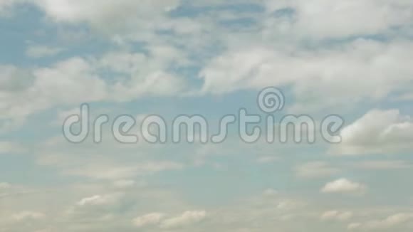 白色积云在蓝天中飞翔时间间隔视频的预览图