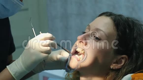 拜访牙医安装支架系统矫正错牙合矫正师矫正视频的预览图