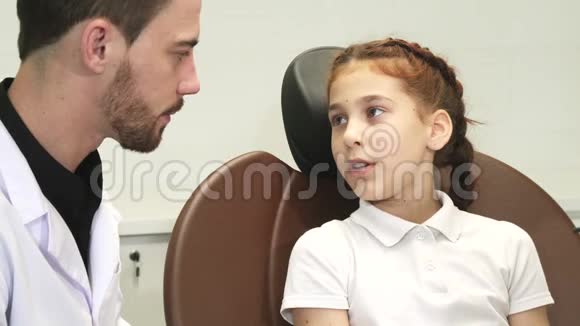 一个伤心的女孩向医生描述她的牙痛视频的预览图