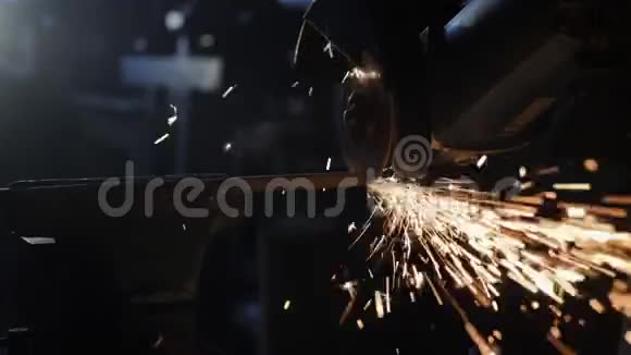 工人用圆锯打磨金属结构视频的预览图