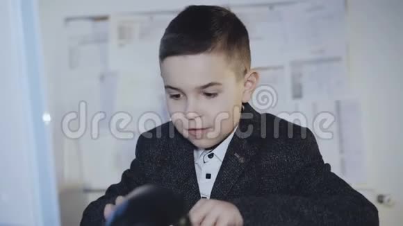 英俊的小男孩玩电脑游戏从胜利中高兴4K视频的预览图