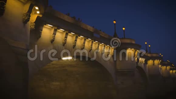 巴黎塞纳河上的夜桥人们在拍照视频的预览图