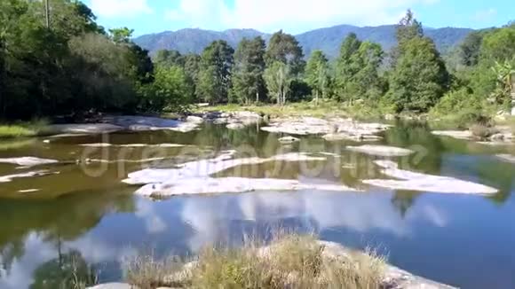 高山河与天空下的野生大自然相映成趣视频的预览图