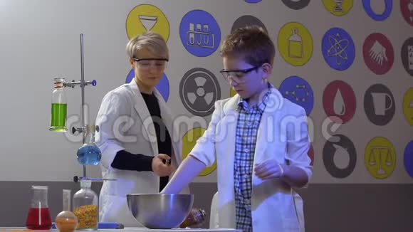 科学家在实验室里和小男孩一起做实验视频的预览图