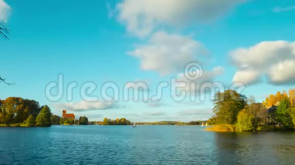 秋湖有游艇和气球时间流逝视频的预览图