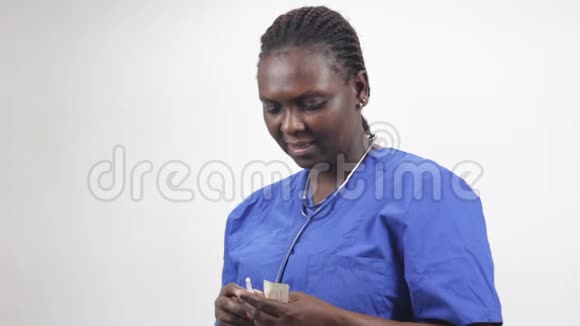 年轻女护士带注射器的肖像微笑视频的预览图