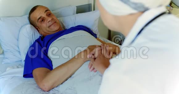 医生安慰病房里的男病人视频的预览图