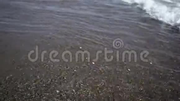 岸边的波浪潮视频的预览图