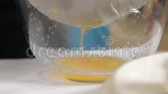 榨汁一个新鲜成熟的橘子视频的预览图