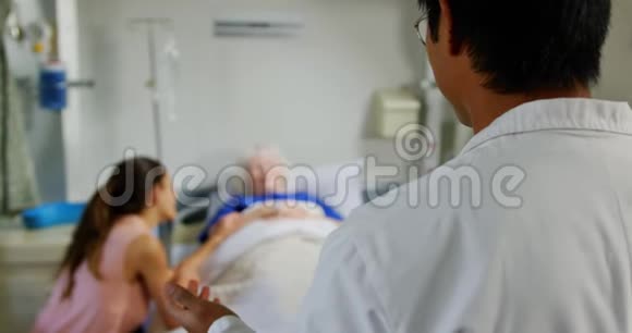 男医生与母女互动视频的预览图