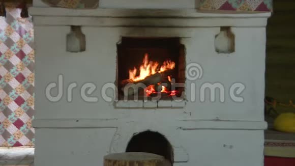 传统的俄罗斯烤箱用木头做饭视频的预览图