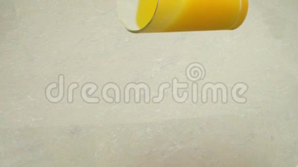一杯果汁在地板上的慢动作视频的预览图