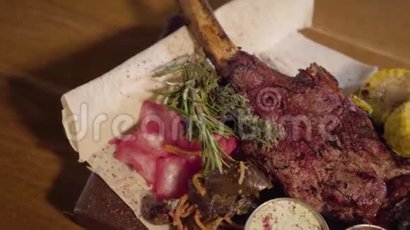 在餐厅供应食物用红白菜玉米蘑菇胡萝卜把烤肉和肋骨放在皮塔上视频的预览图