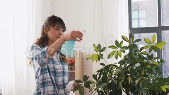 快乐的亚洲女人在家打扫房子视频的预览图