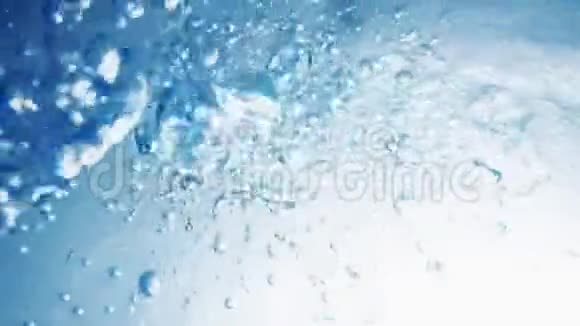 空气气泡在阳光下在蓝色纯净的海洋中浮出水面溺水者视频的预览图