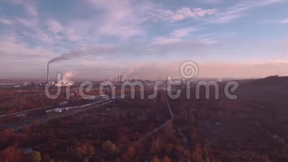 顶部景观空气秋季景观和工业植物工业工厂的空气污染把烟扔进去的管子视频的预览图
